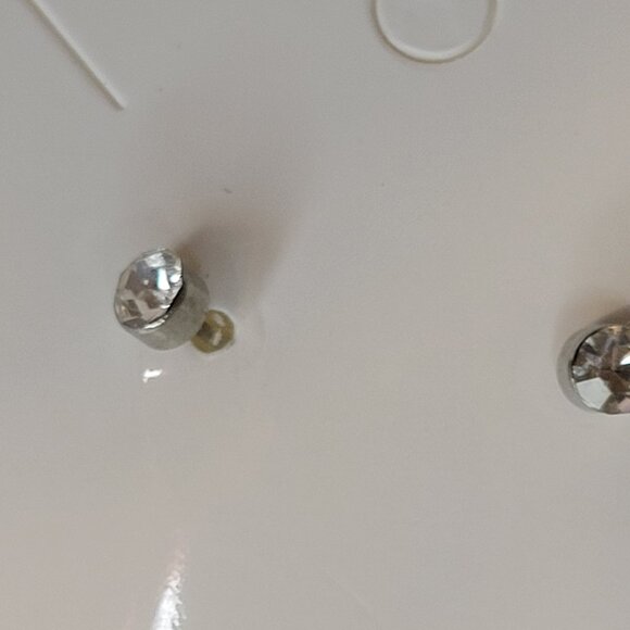 💥Free with Purchase Clear Stone Stud Silvertone Pierced Stud Earrings - Picture 2 of 3